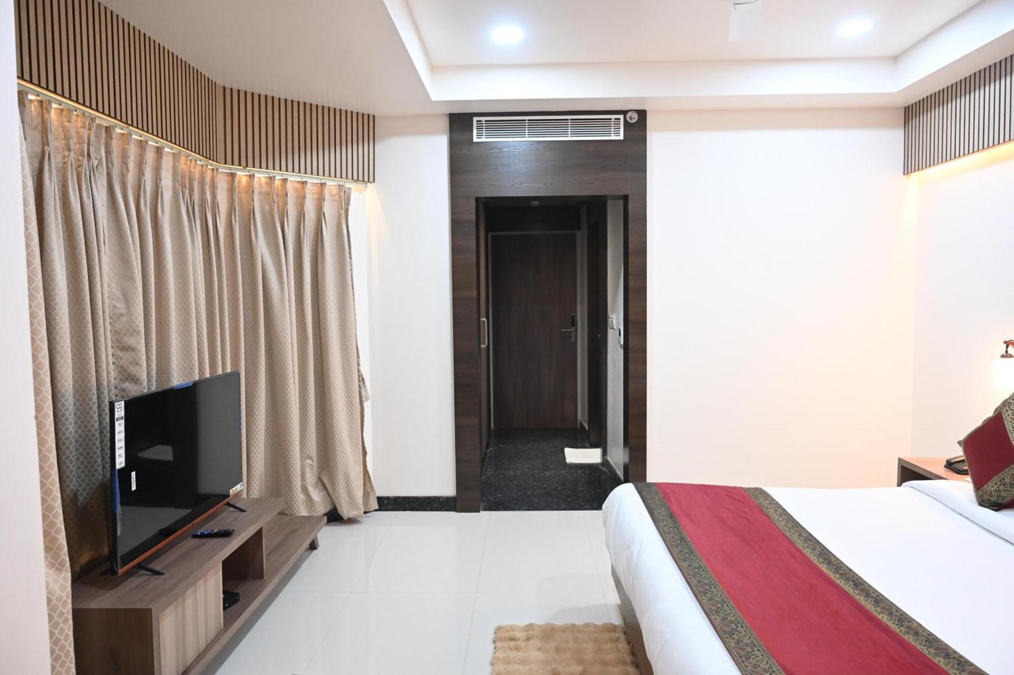 Hotel Sainik Grand فاراناسي المظهر الخارجي الصورة