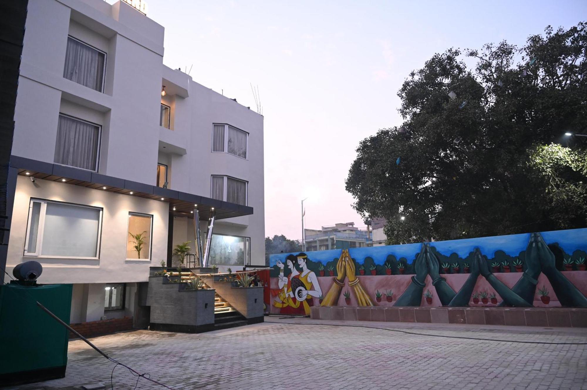 Hotel Sainik Grand فاراناسي المظهر الخارجي الصورة