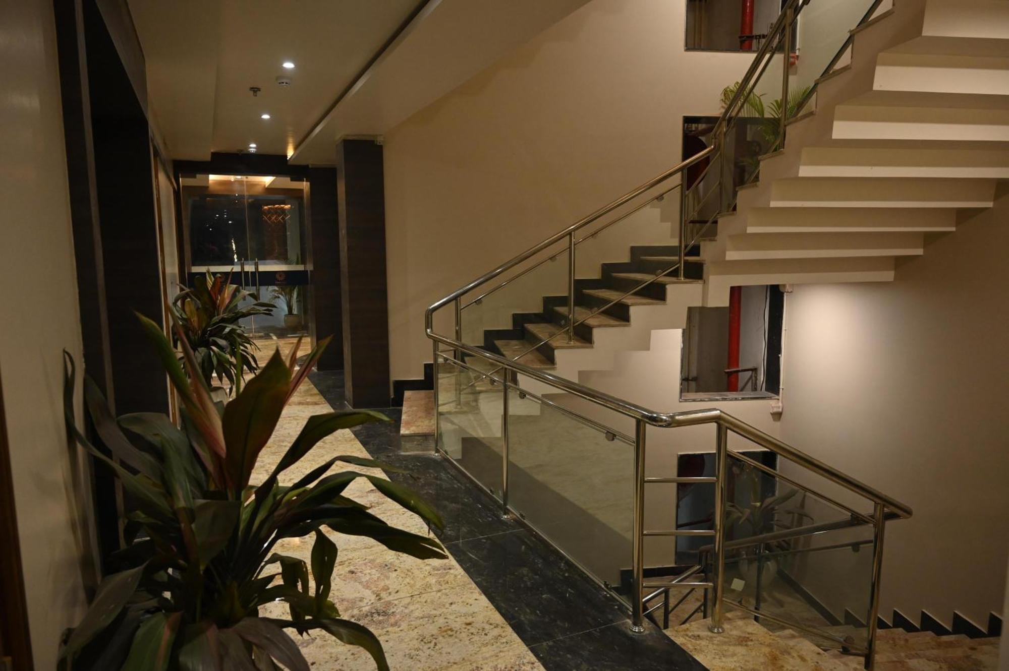 Hotel Sainik Grand فاراناسي المظهر الخارجي الصورة