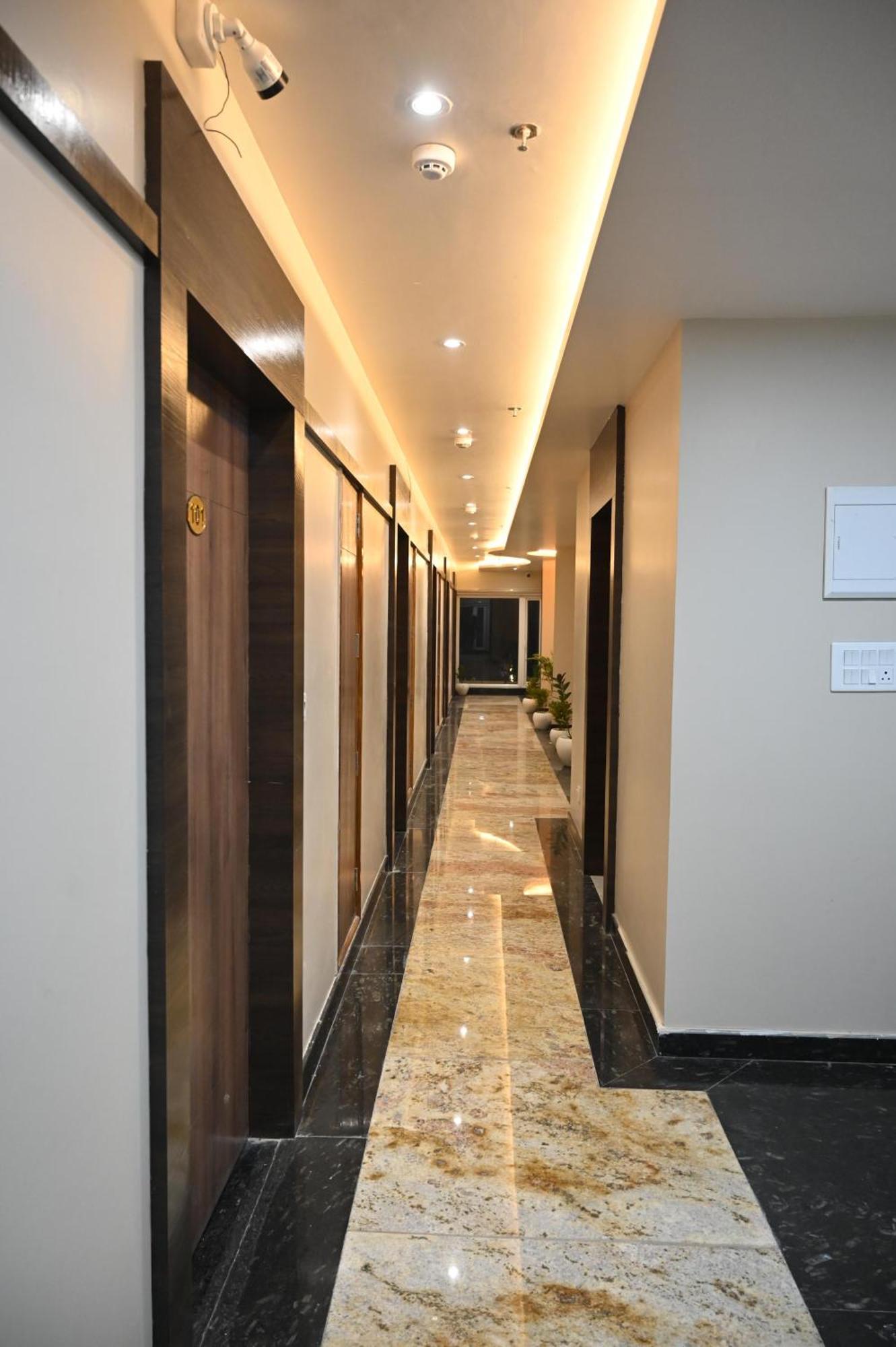 Hotel Sainik Grand فاراناسي المظهر الخارجي الصورة