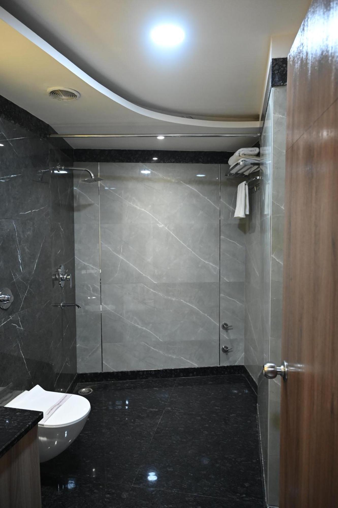 Hotel Sainik Grand فاراناسي المظهر الخارجي الصورة