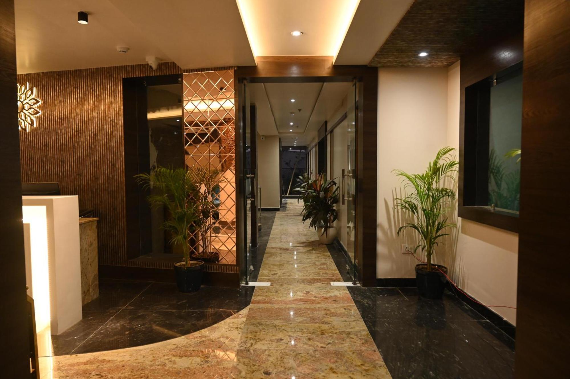 Hotel Sainik Grand فاراناسي المظهر الخارجي الصورة