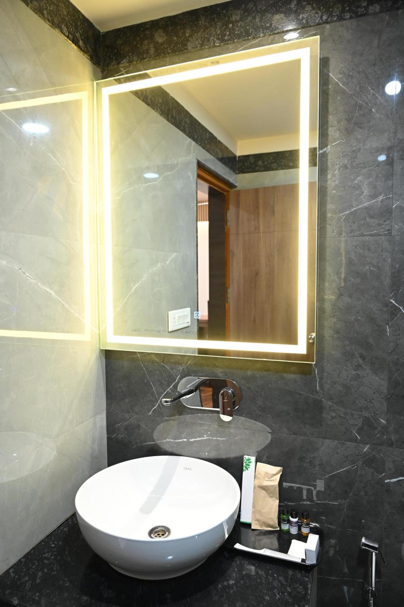 Hotel Sainik Grand فاراناسي المظهر الخارجي الصورة