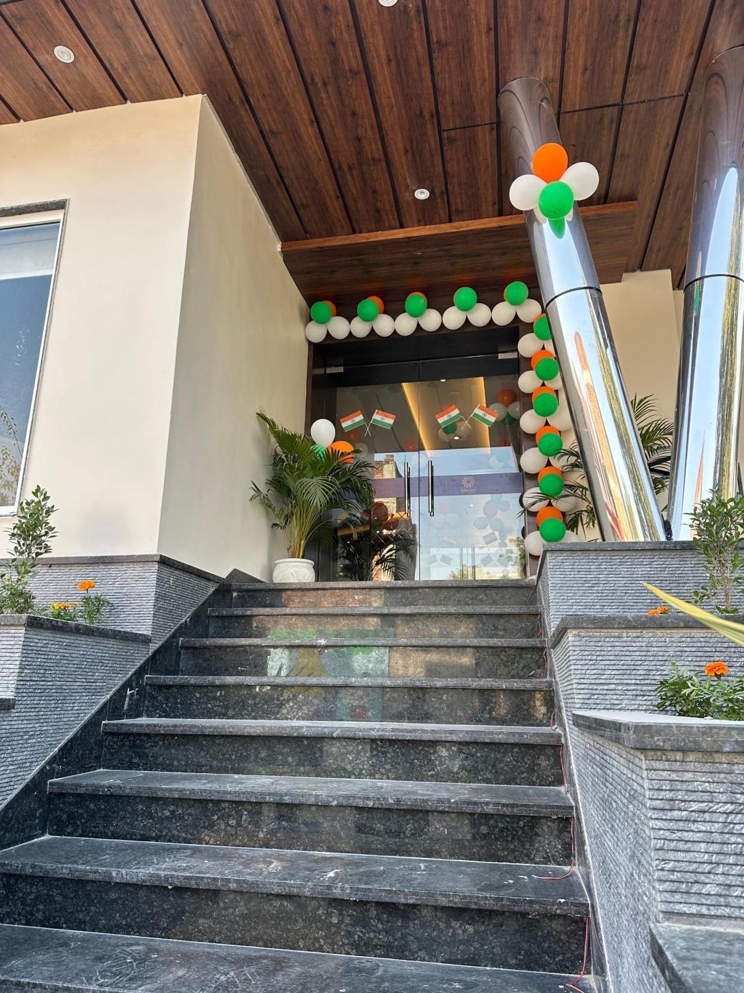 Hotel Sainik Grand فاراناسي المظهر الخارجي الصورة