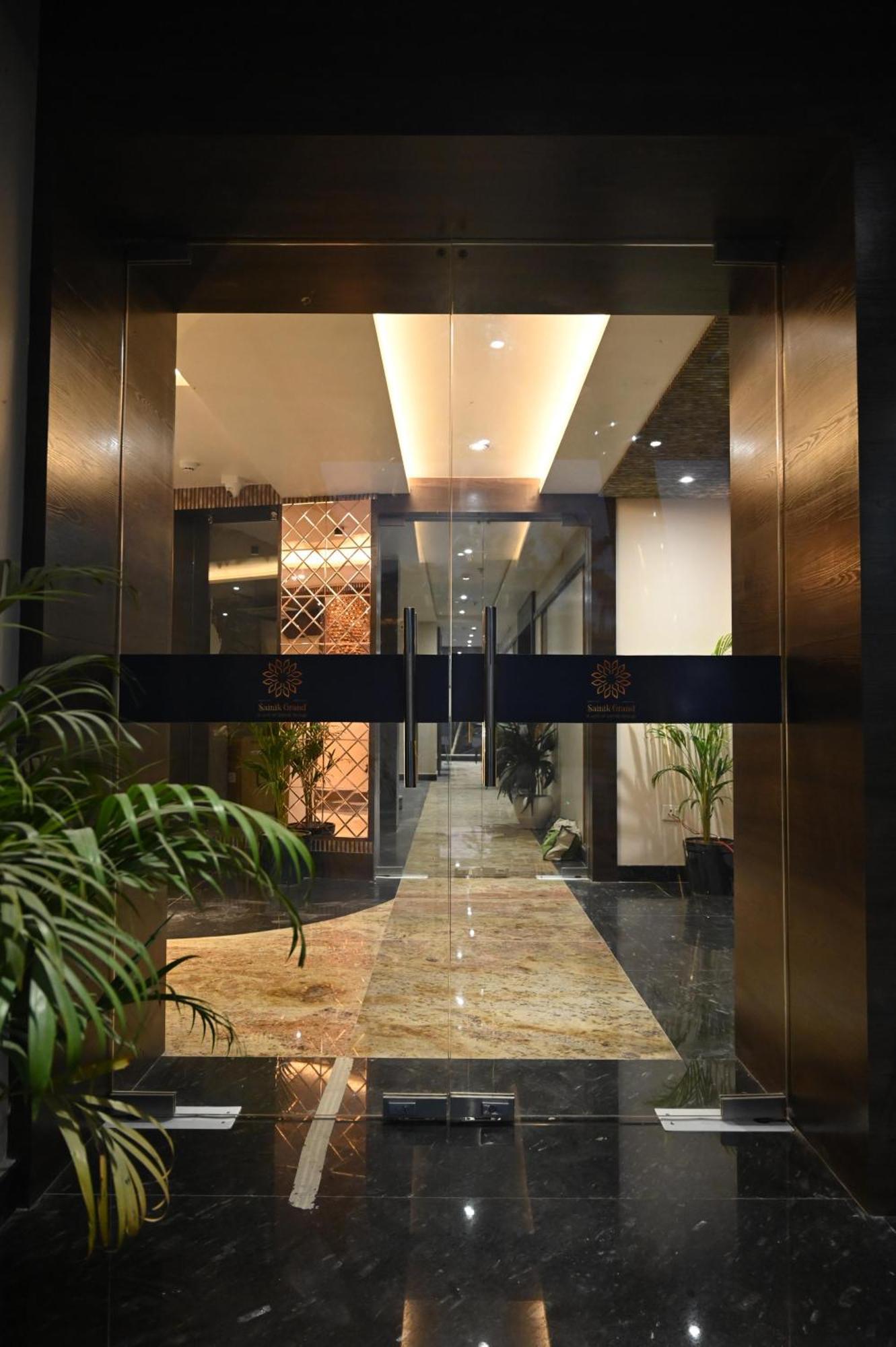 Hotel Sainik Grand فاراناسي المظهر الخارجي الصورة