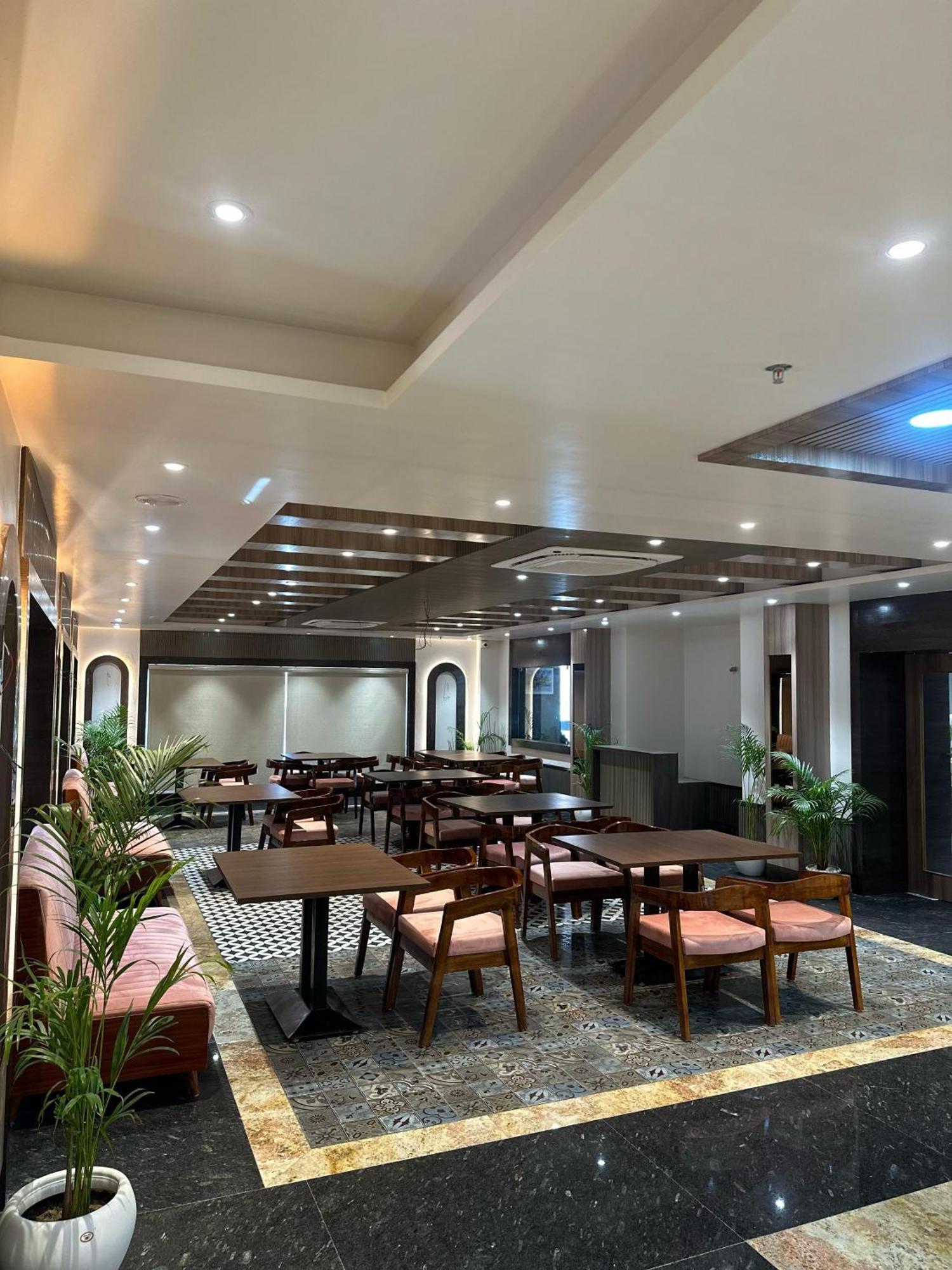 Hotel Sainik Grand فاراناسي المظهر الخارجي الصورة