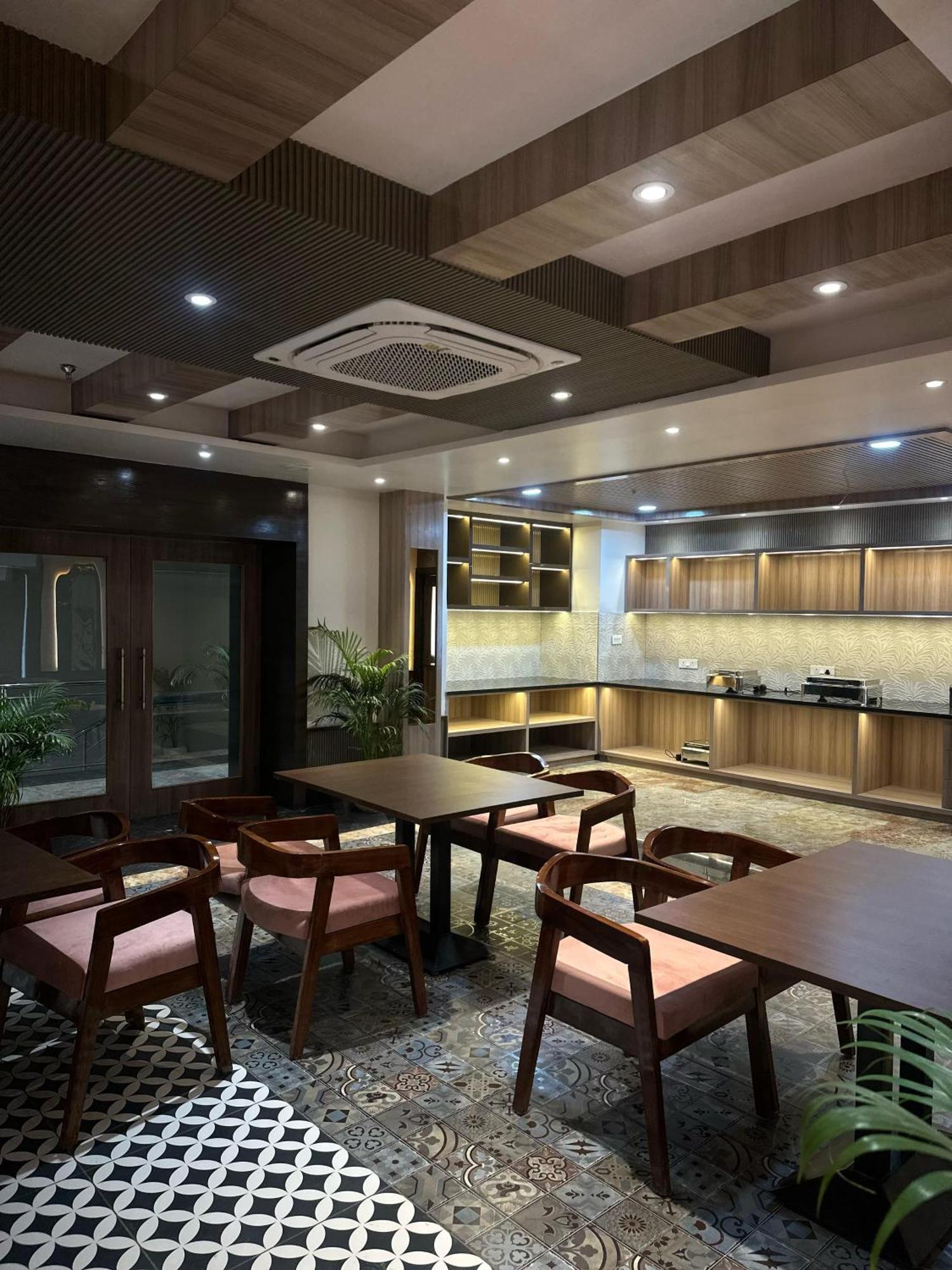 Hotel Sainik Grand فاراناسي المظهر الخارجي الصورة