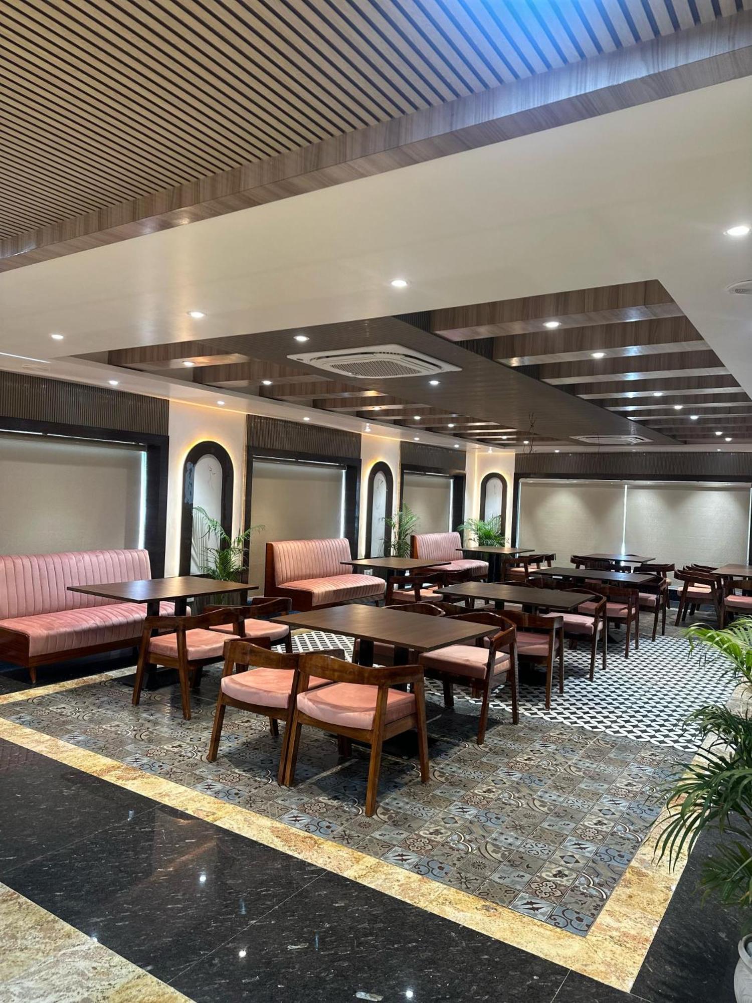 Hotel Sainik Grand فاراناسي المظهر الخارجي الصورة