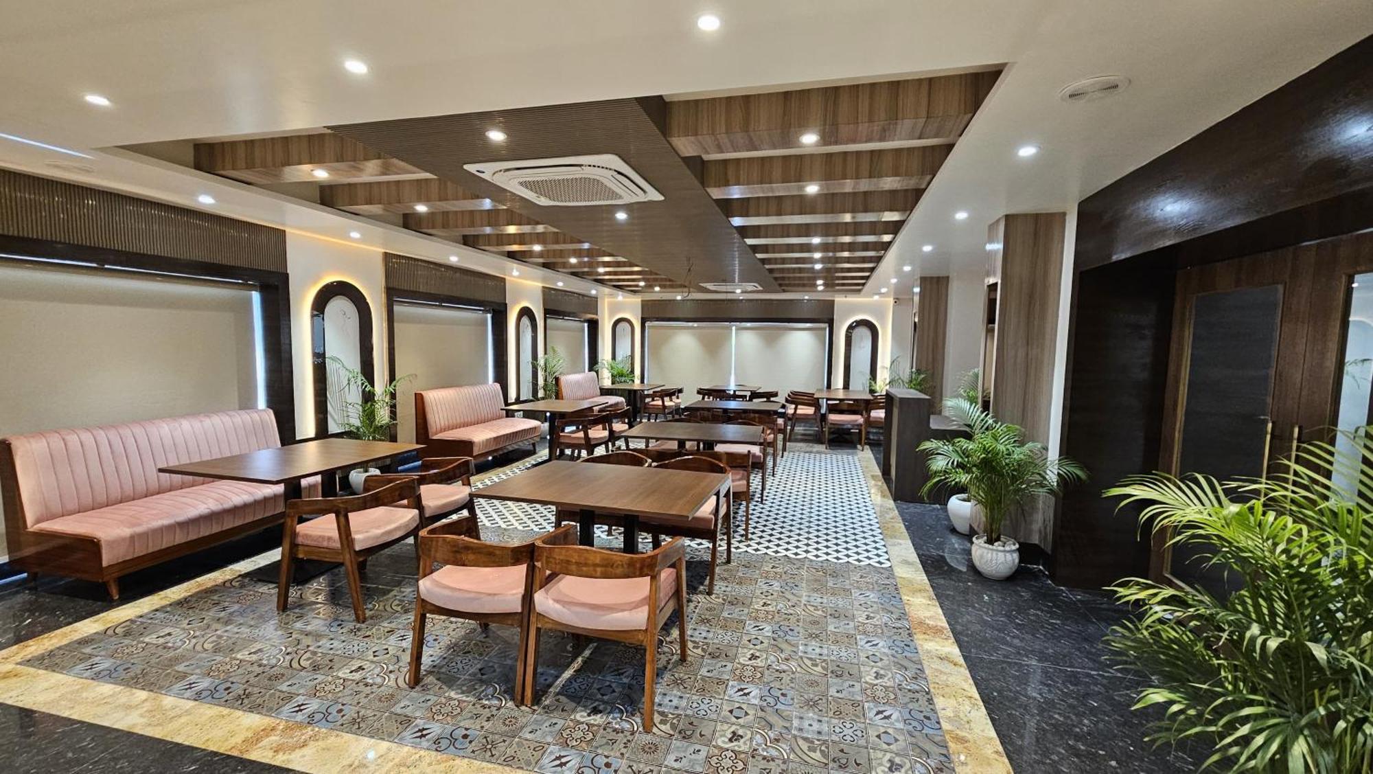 Hotel Sainik Grand فاراناسي المظهر الخارجي الصورة
