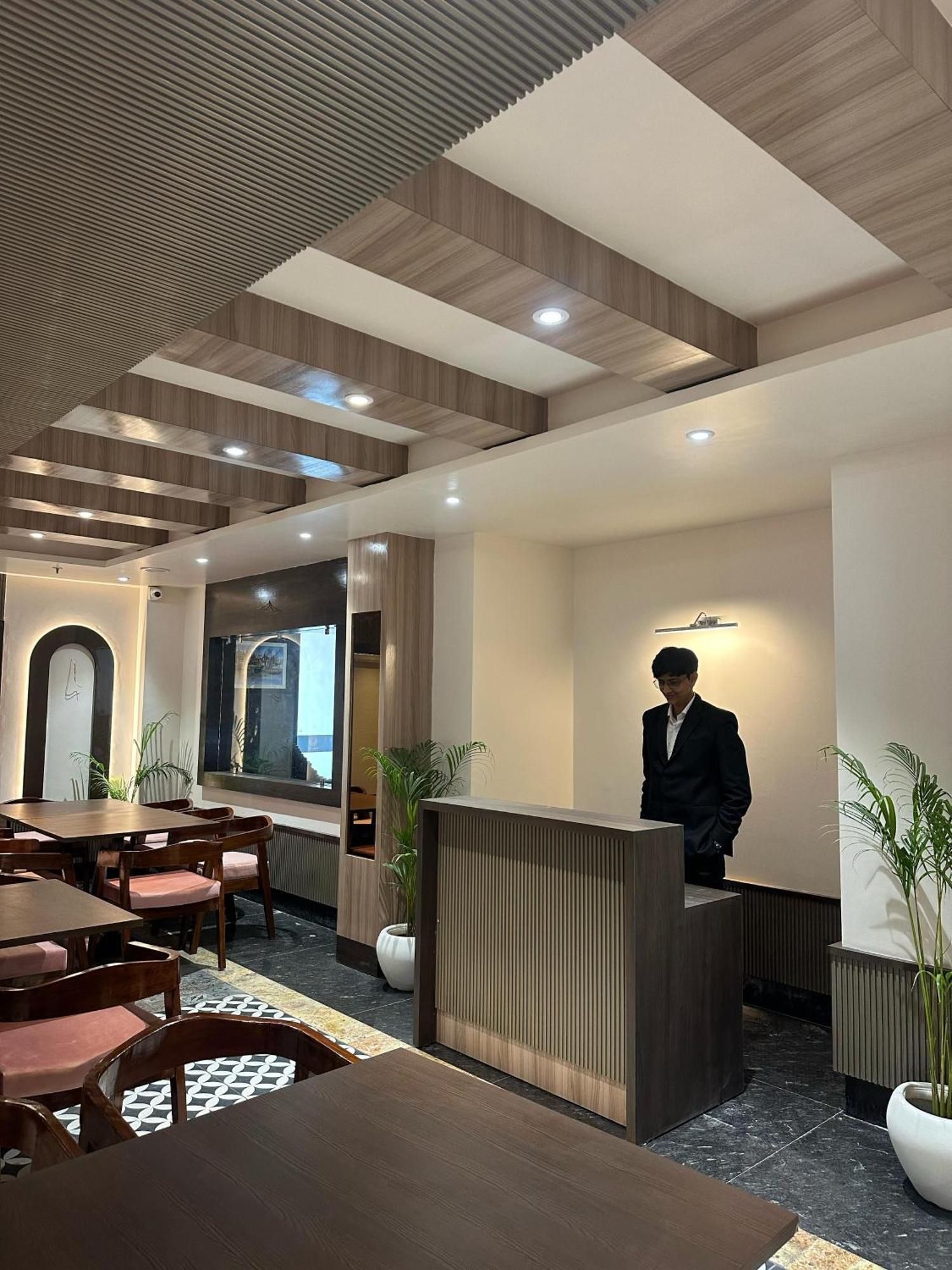 Hotel Sainik Grand فاراناسي المظهر الخارجي الصورة