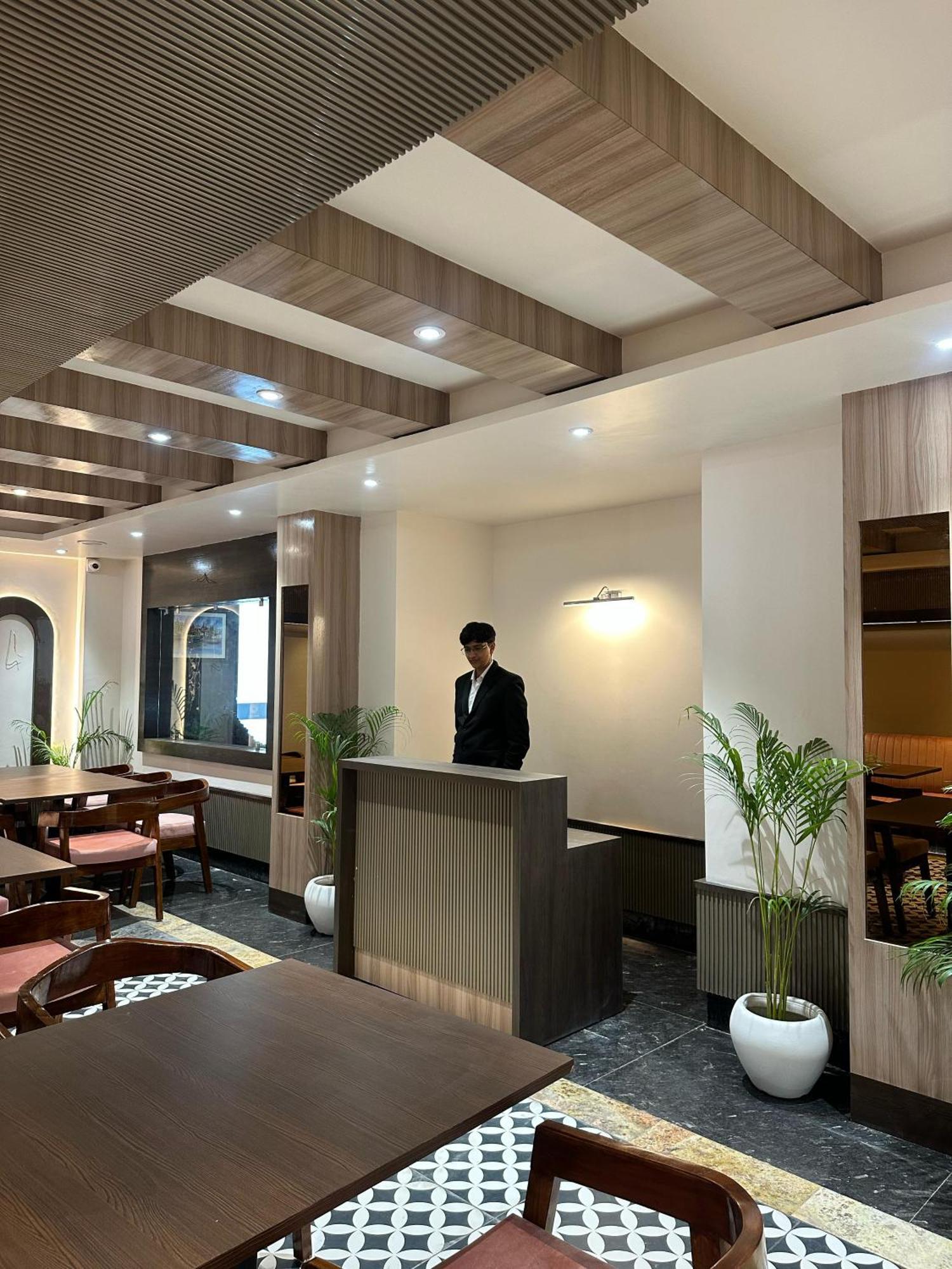Hotel Sainik Grand فاراناسي المظهر الخارجي الصورة