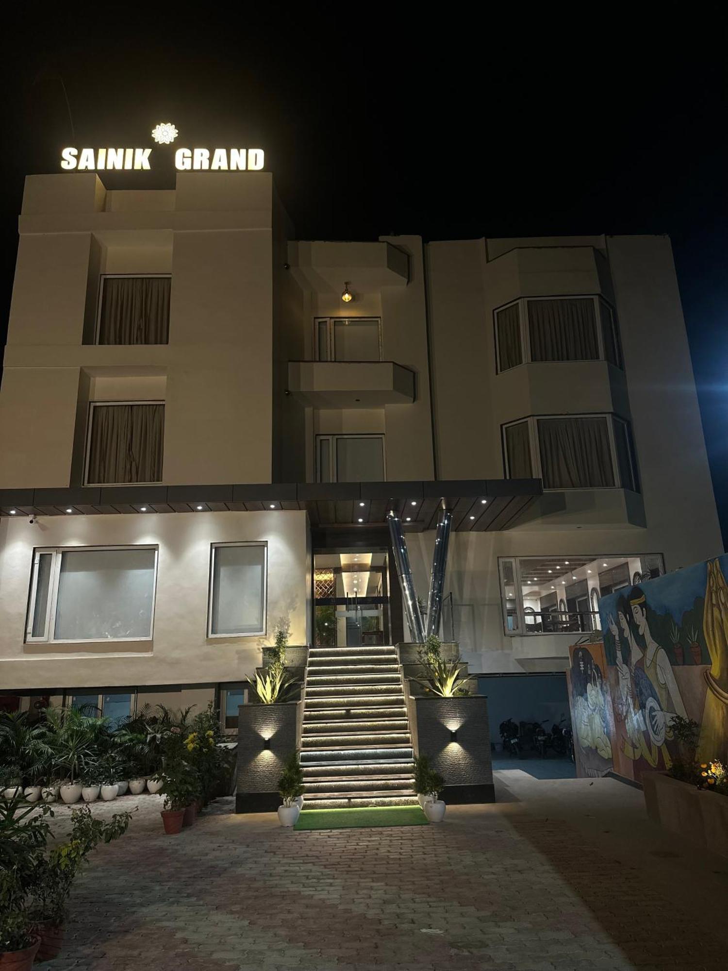 Hotel Sainik Grand فاراناسي المظهر الخارجي الصورة